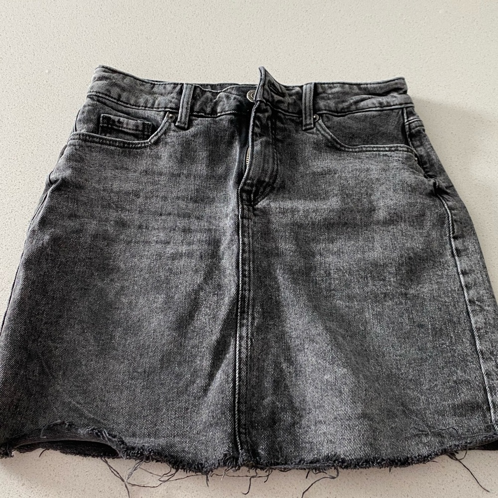 OLD NAVY SIZE 2 WOMENS DEMIN FADED BLACK SKIRT